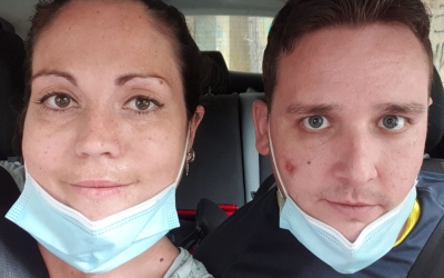 En Marc Gil amb la seva parella, la Núria, al cotxe després de 60 dies ingressat a l’UCI | Cedida